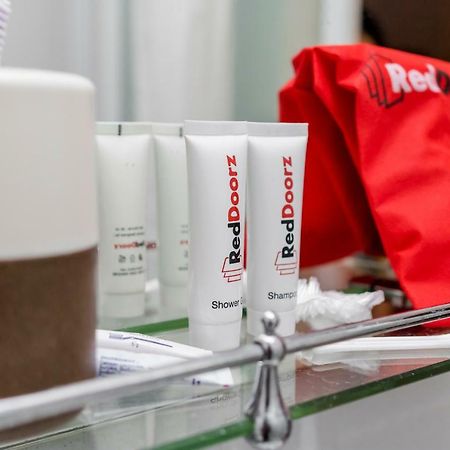 Reddoorz Plus Near Green Pramuka Square Mall Jakarta Exteriör bild